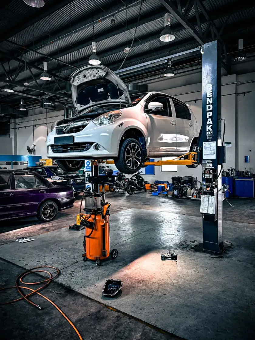 Siisti korjaamohalli, auto nostimella